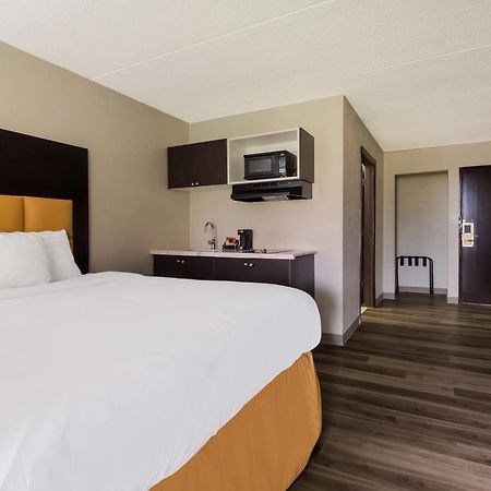 Clarion Pointe Lake Jackson - Clute Bagian luar foto