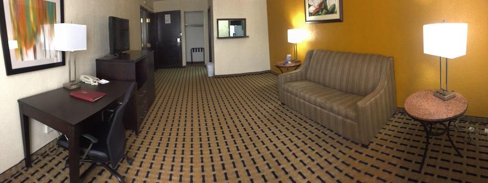 Clarion Pointe Lake Jackson - Clute Bagian luar foto