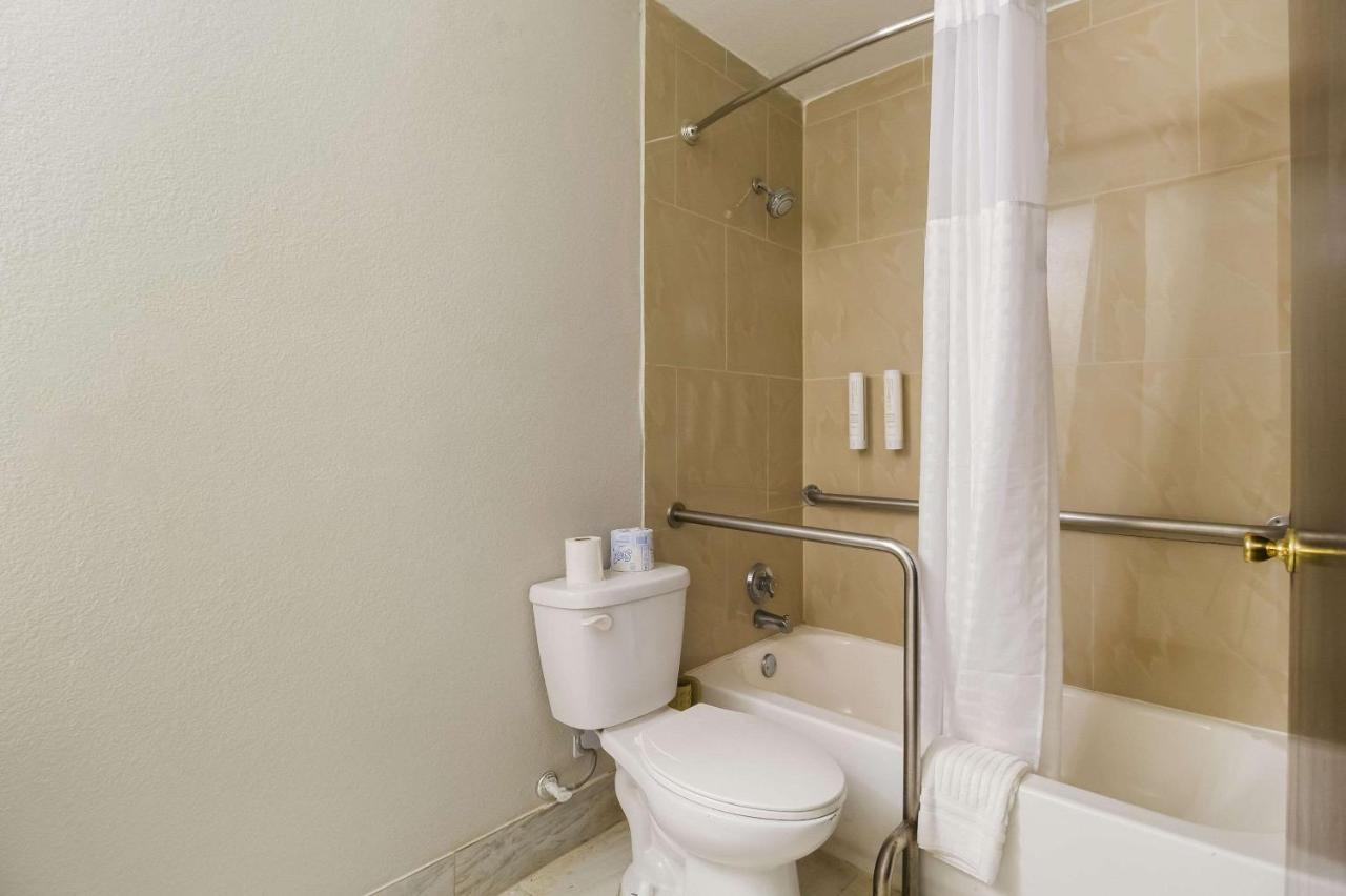 Clarion Pointe Lake Jackson - Clute Bagian luar foto
