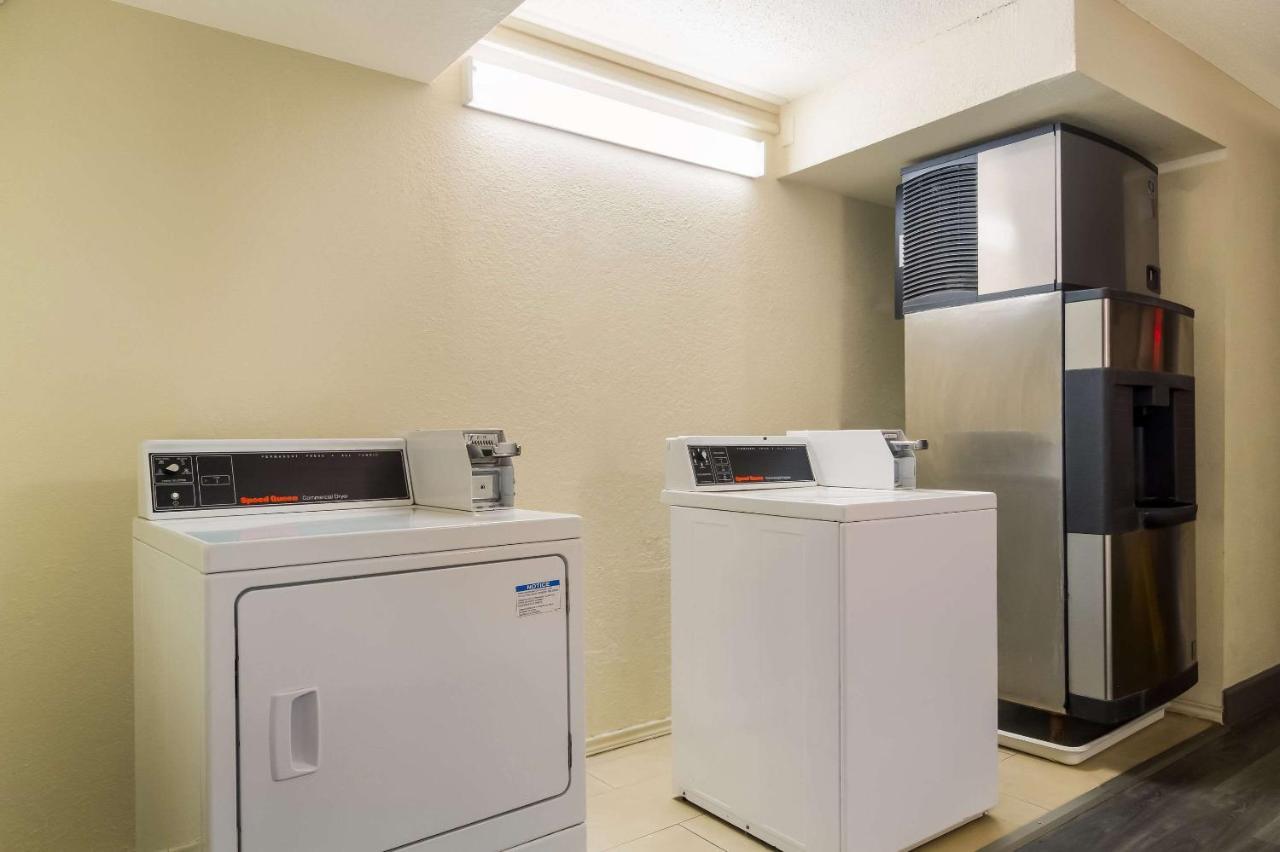 Clarion Pointe Lake Jackson - Clute Bagian luar foto