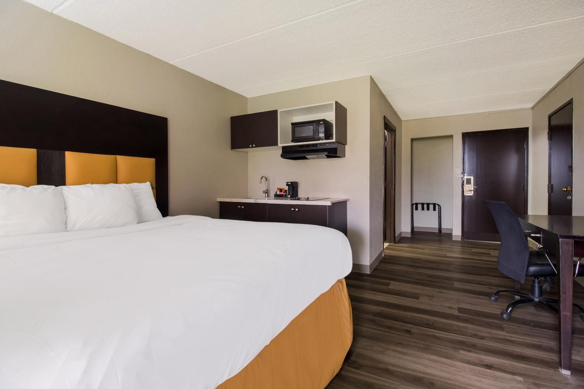 Clarion Pointe Lake Jackson - Clute Bagian luar foto