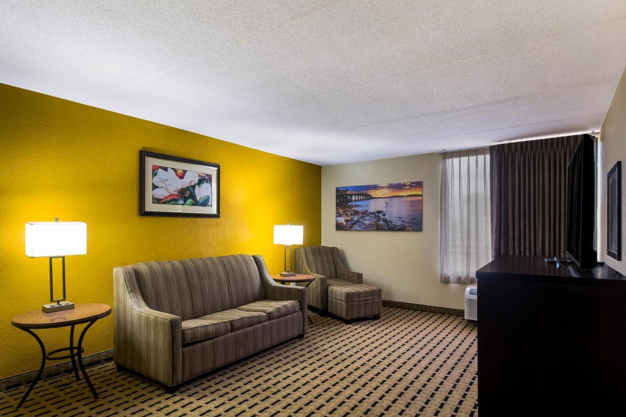 Clarion Pointe Lake Jackson - Clute Bagian luar foto
