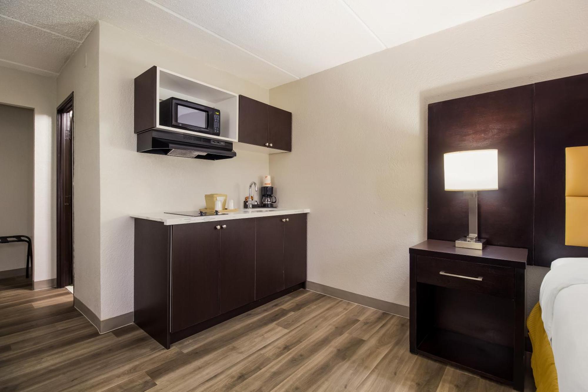 Clarion Pointe Lake Jackson - Clute Bagian luar foto