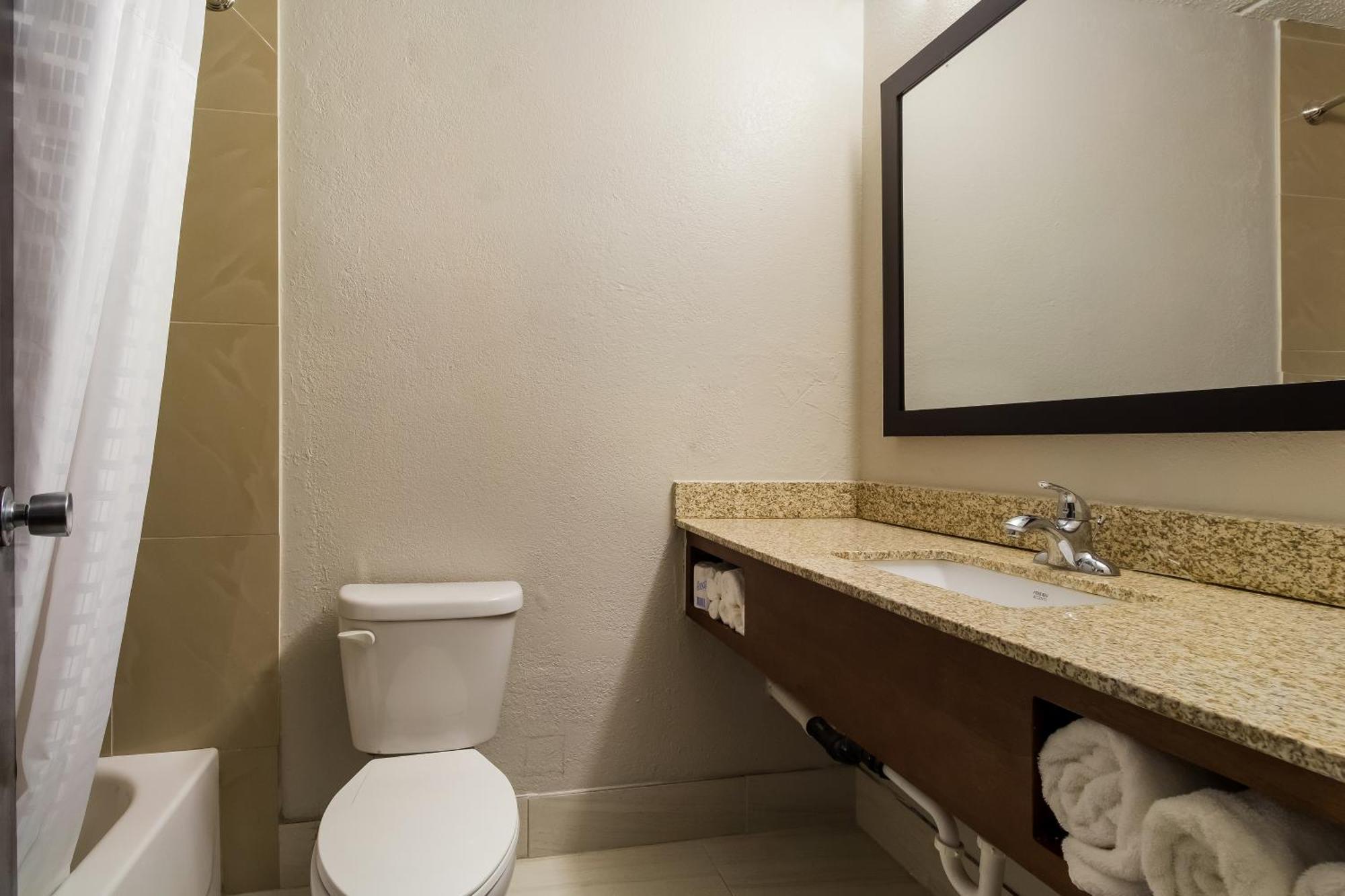 Clarion Pointe Lake Jackson - Clute Bagian luar foto