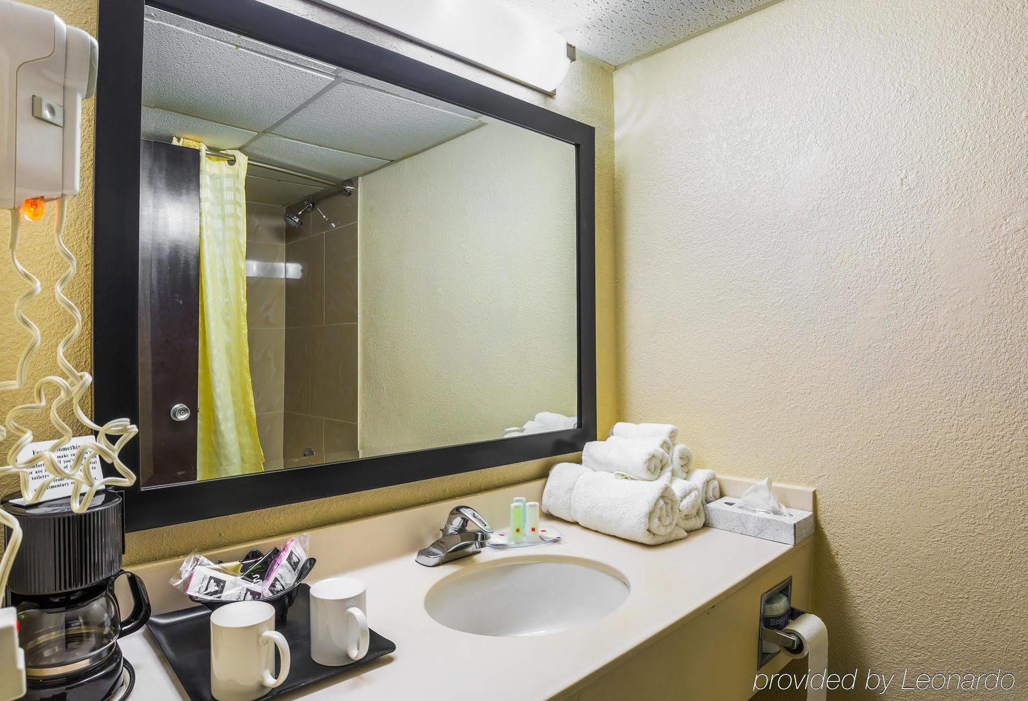 Clarion Pointe Lake Jackson - Clute Bagian luar foto