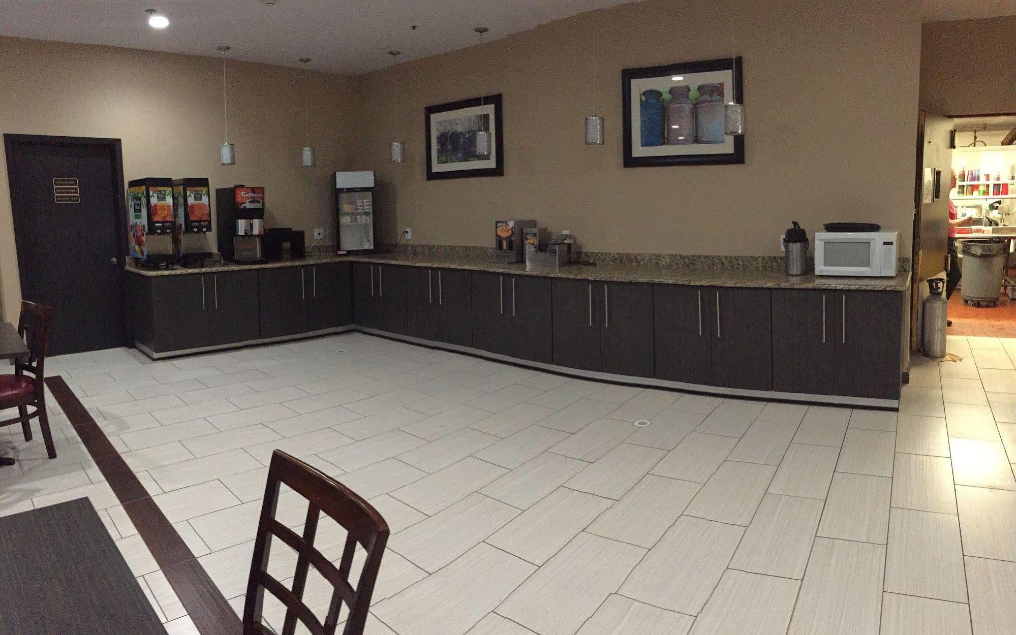 Clarion Pointe Lake Jackson - Clute Bagian luar foto