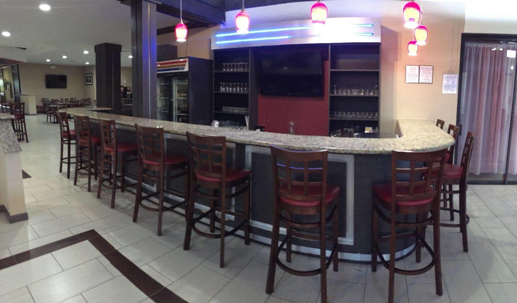 Clarion Pointe Lake Jackson - Clute Bagian luar foto